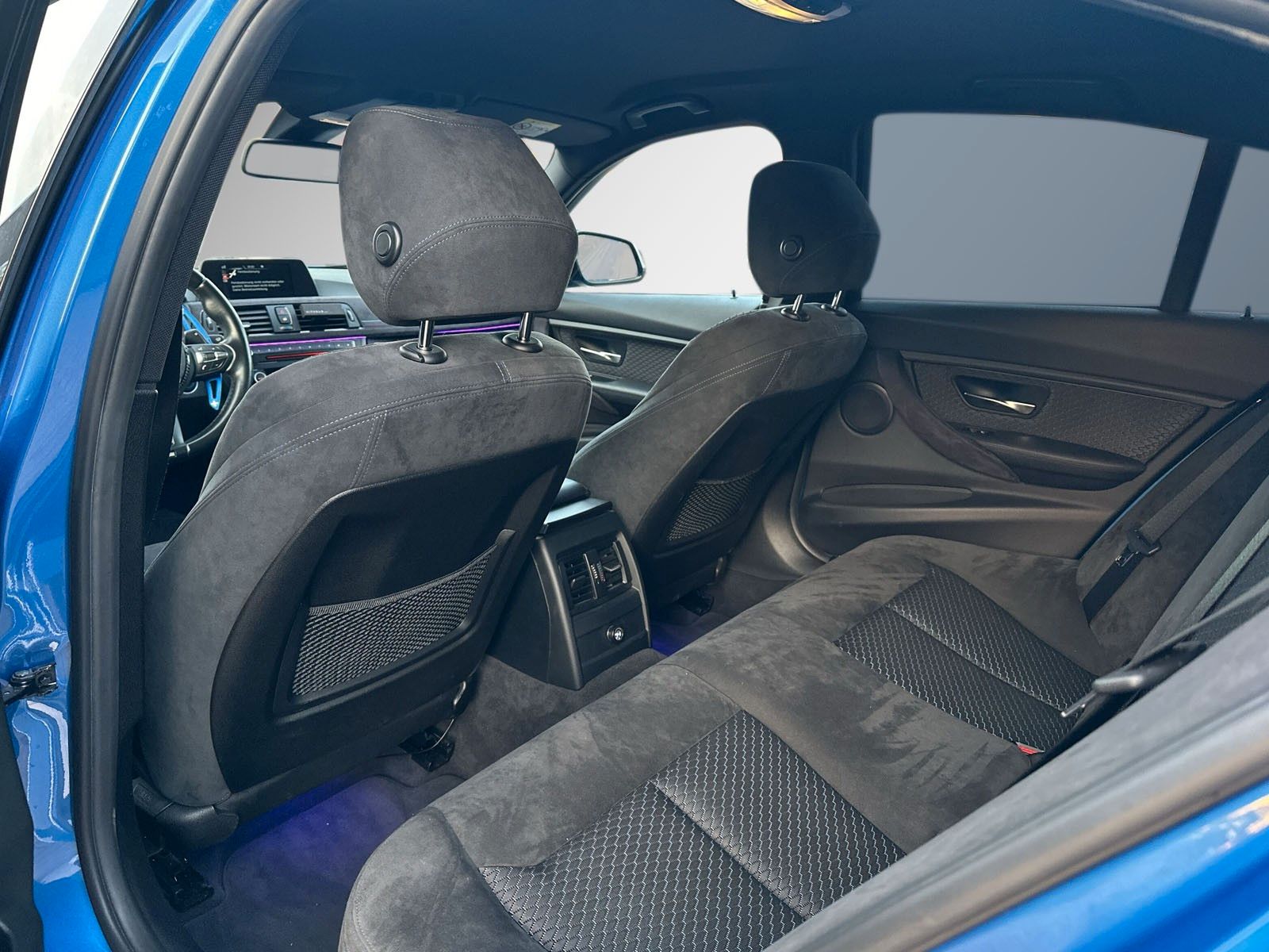 Fahrzeugabbildung BMW 320 i *M-Paket*Alcantara*Head-Up*Ambiente*