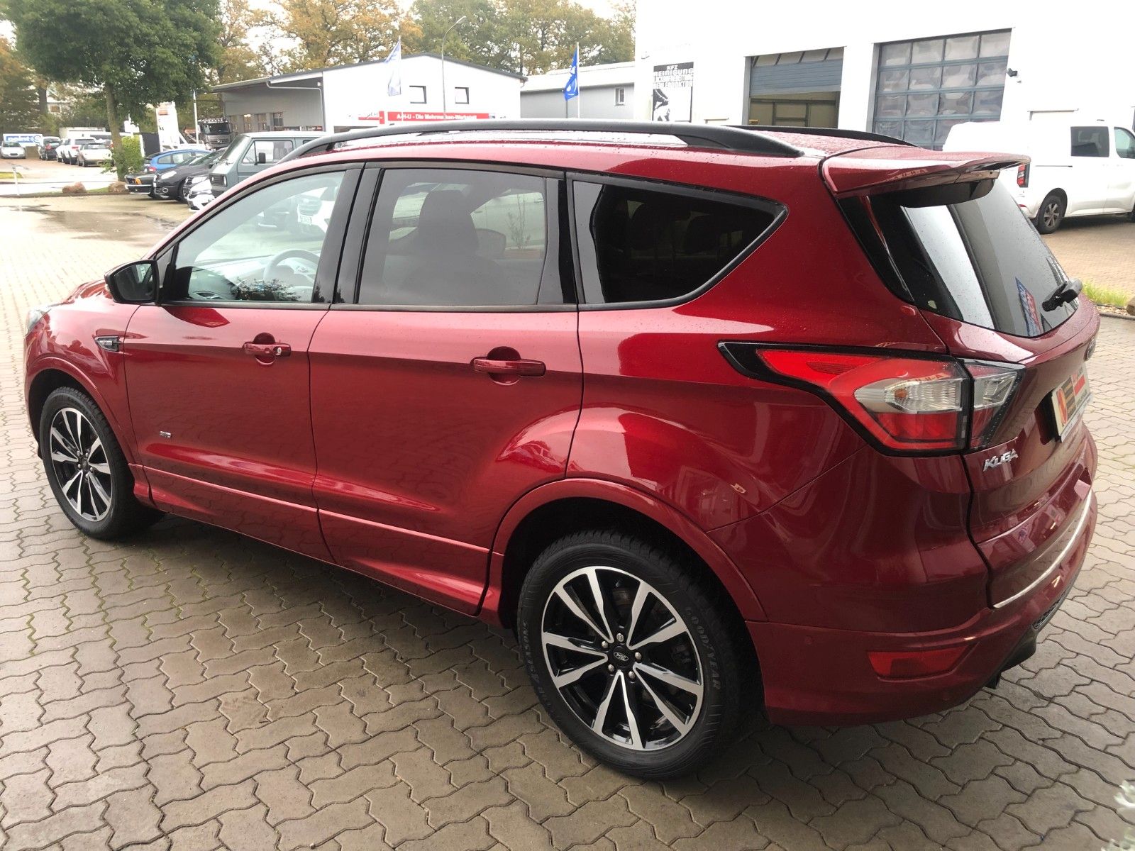 Fahrzeugabbildung Ford Kuga ST-Line 1.6 Automatik / Schiebedach
