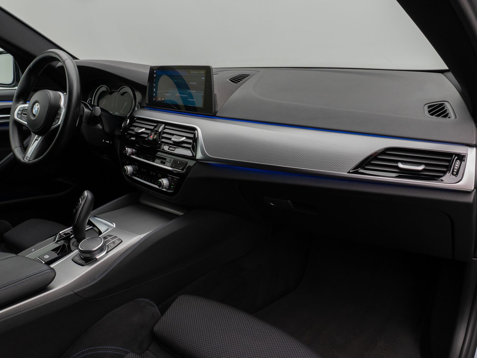 Fahrzeugabbildung BMW 530d xD M Sport Kamera HUD HiFi SoftCl Komfort