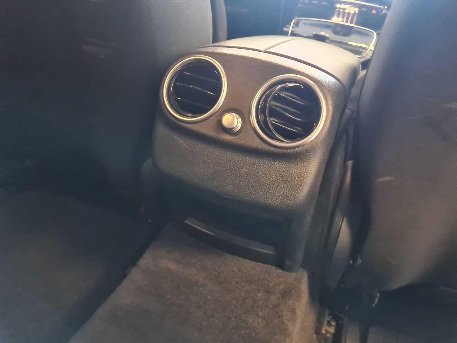 Fahrzeugabbildung Mercedes-Benz C 200 T-Modell / NAVI / KAMERA / LED HIGHTPERFOR