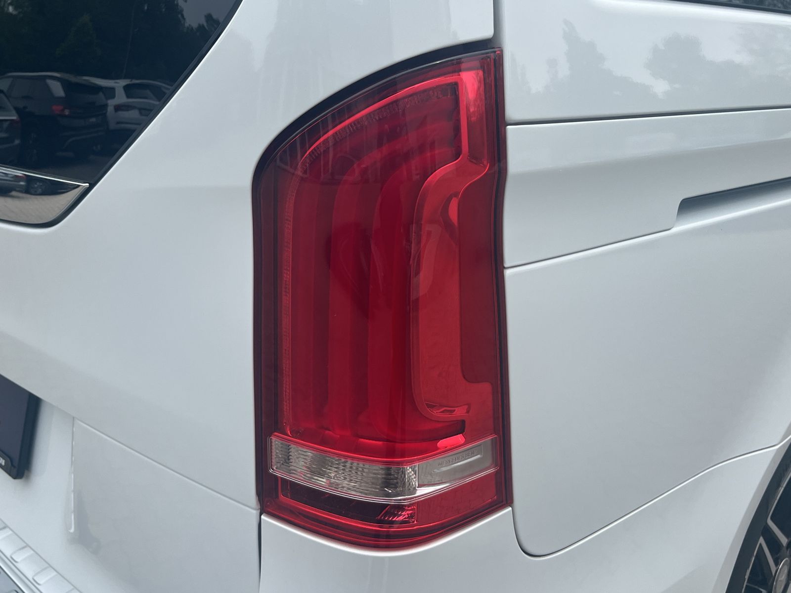 Fahrzeugabbildung Mercedes-Benz V 300 d EDITION AMG-LINE*lang*AHK*LED*9G-TRONIC*