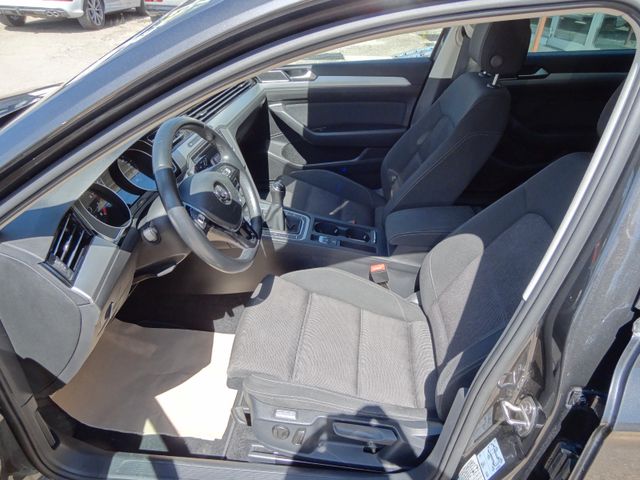 Fahrzeugabbildung Volkswagen Passat Variant Comfort/1.Hd/SitzH/AHK/59TKM/150P