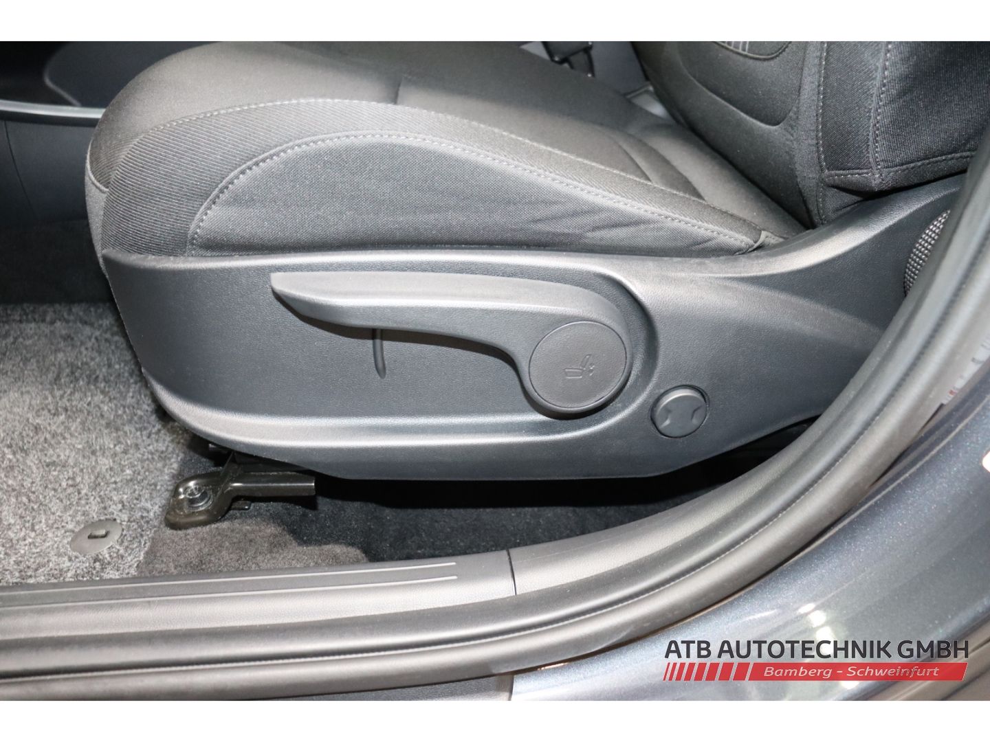 Fahrzeugabbildung Hyundai Tucson Trend Hybrid 1.6 T-GDi 2WD AHK Navi LED