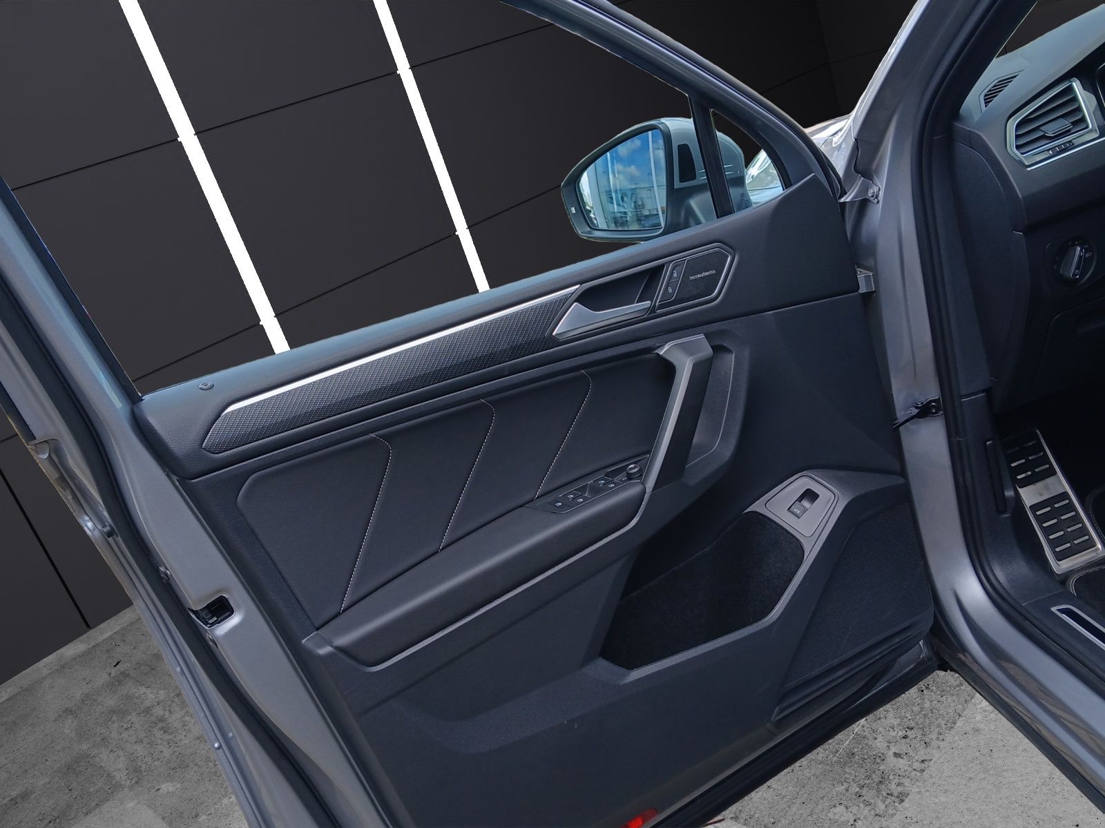 Fahrzeugabbildung Volkswagen Tiguan Allspace TSI R-Line DSG 4M IQ.Light Navi