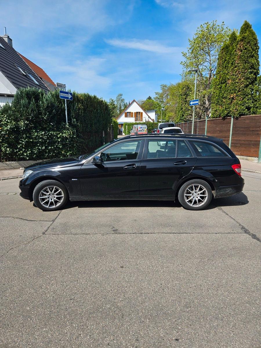 Mercedes-Benz C200 2010 — rear view