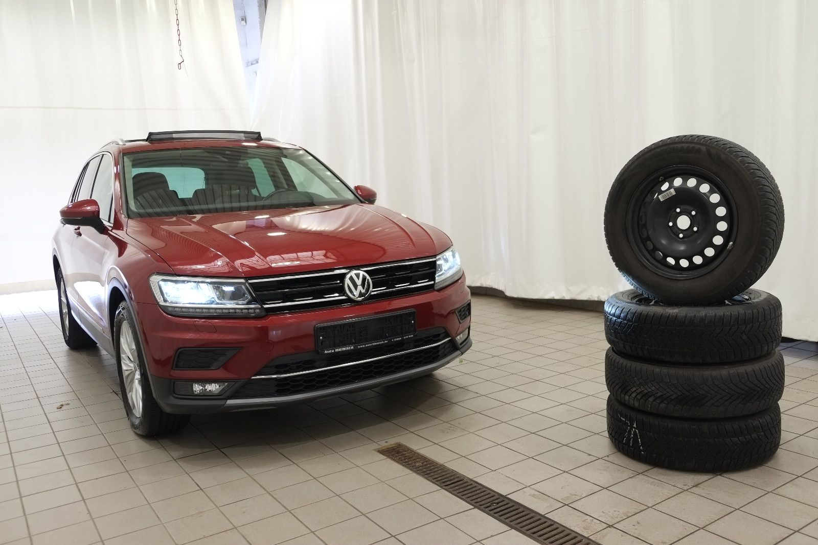 Volkswagen Tiguan - 1