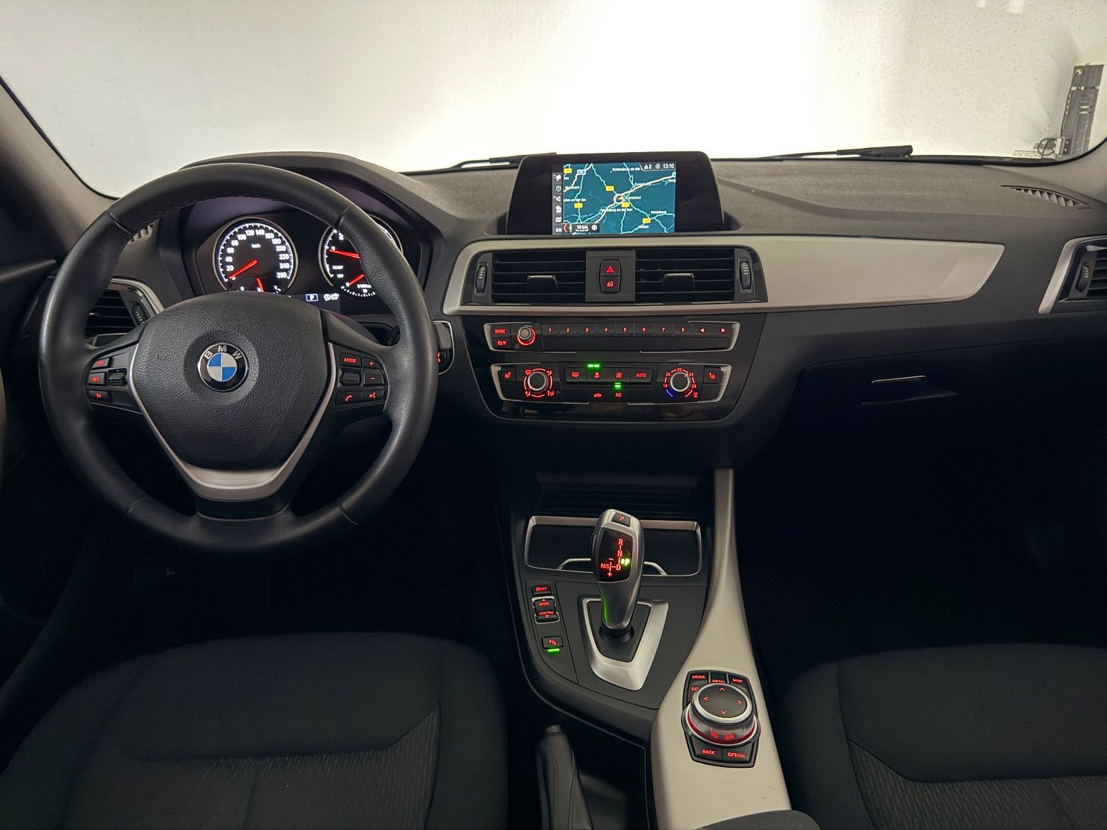 Fahrzeugabbildung BMW 118 i Aut. Advantage/NAVI BUSINESS/KLIMAAUT./LED