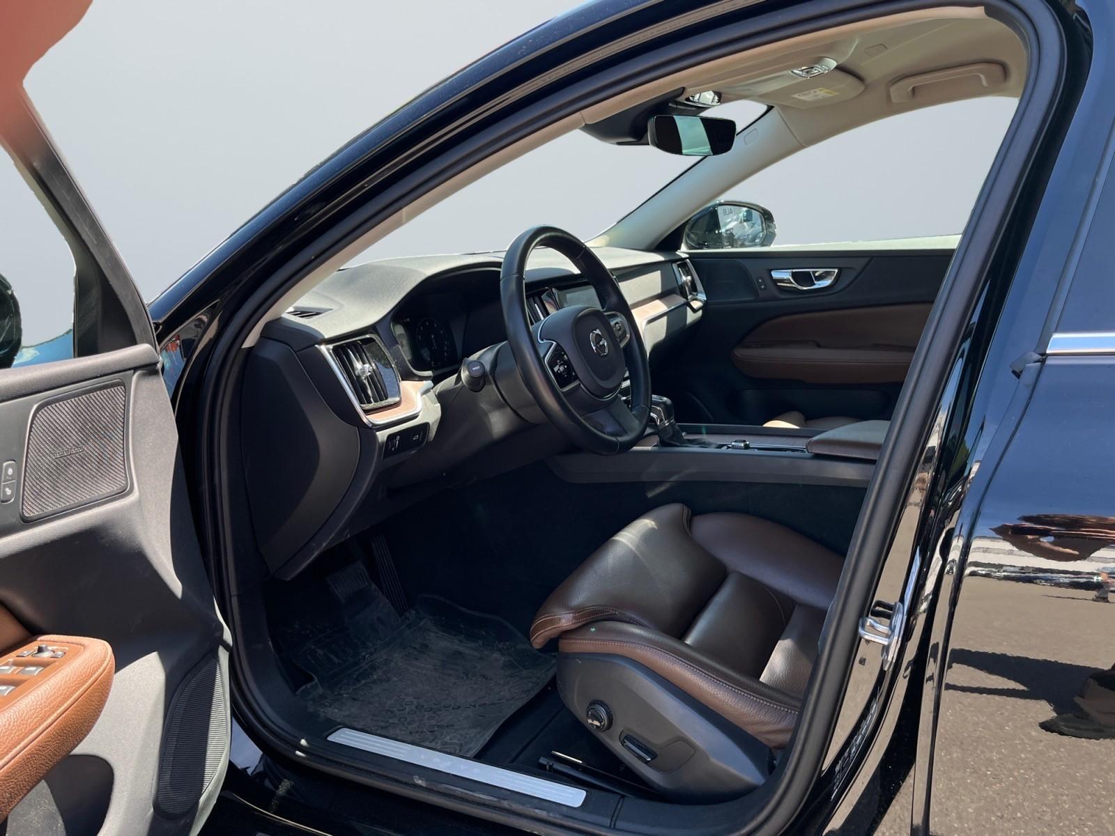 Volvo V60 Kombi AWD /HK-ANLAGE/LED/NAVI/LEDER/