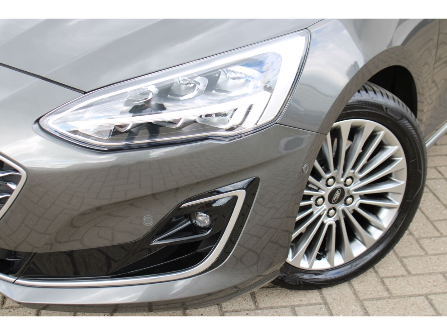 Fahrzeugabbildung Ford Focus Turnier Vignale ACC LED TWA Pano AHK RFK W