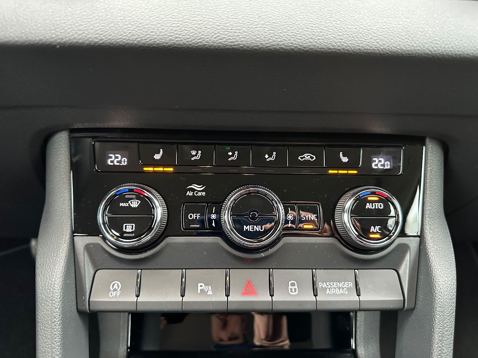 Fahrzeugabbildung SKODA Karoq 1.5 TSI Selection DSG AHK/Navi/ACC/LED/SHZ