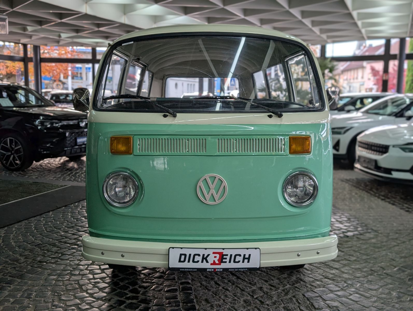 Fahrzeugabbildung Volkswagen T2 Fensterbus 9 Sitzer H-Zulassung frame off