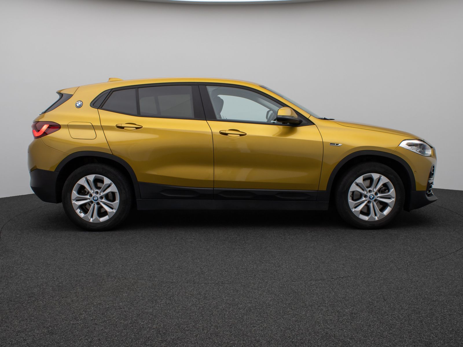 Fahrzeugabbildung BMW X2 xD25e Kamera HUD DAB Navi+ Alarm Sport LED