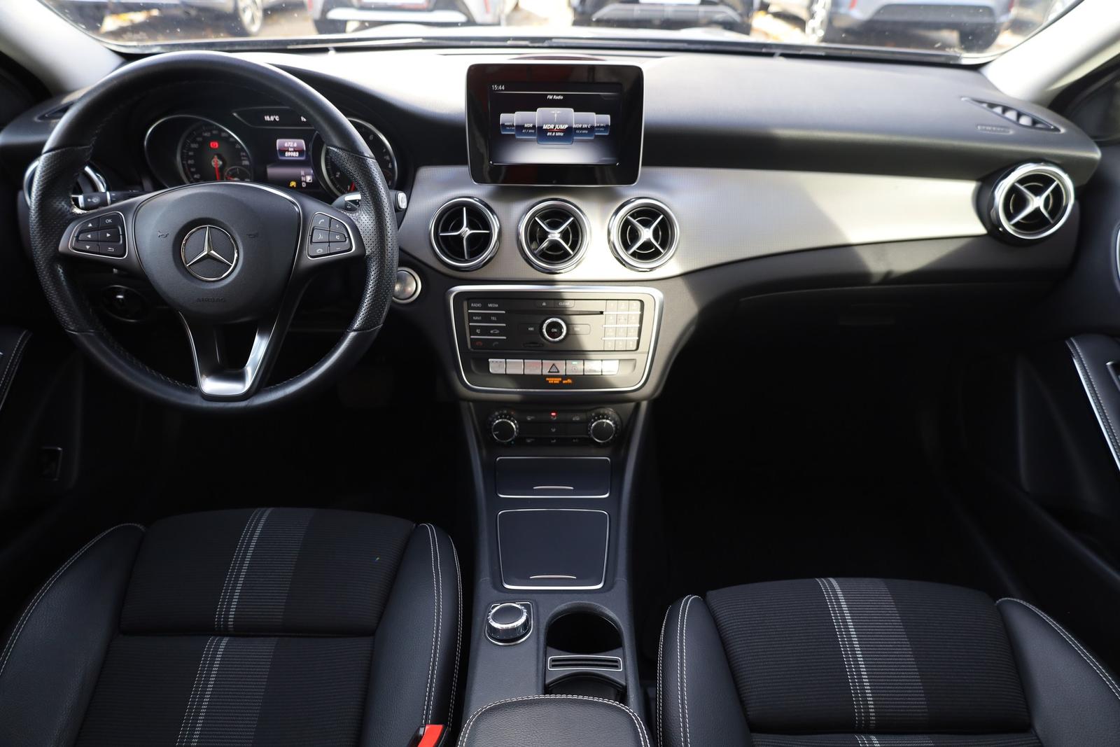 Mercedes-Benz GLA 200 Urban Aut. AHK LED 360° Navi Panorama