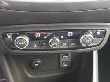 Fotografie 14 des Opel Crossland (X) Crossland Elegance Navi Kamera LED Sitzheizung