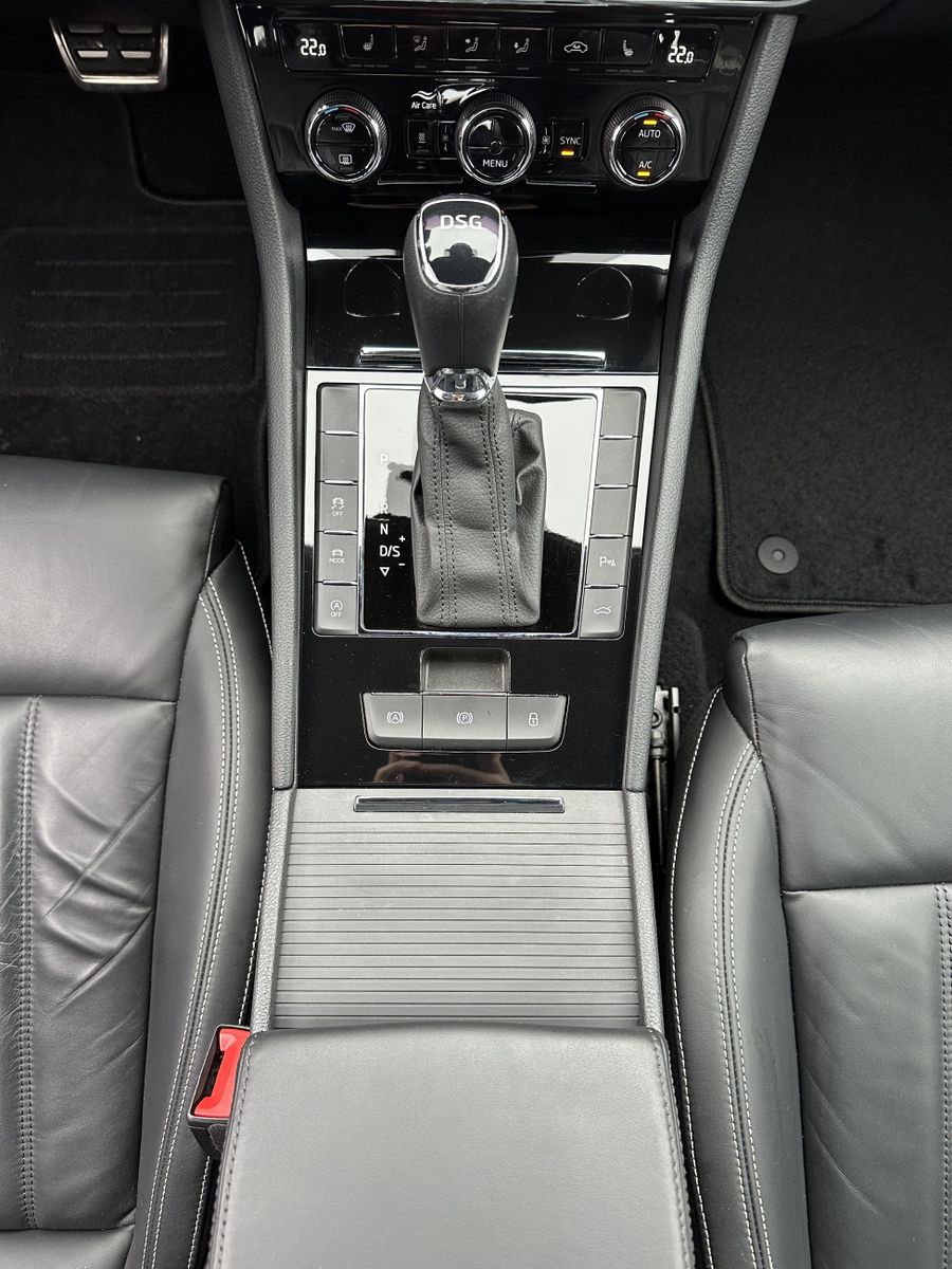 Fahrzeugabbildung SKODA Superb Combi 2.0 TDI DSG L&K NAV+LED+KAMERA+19ZO