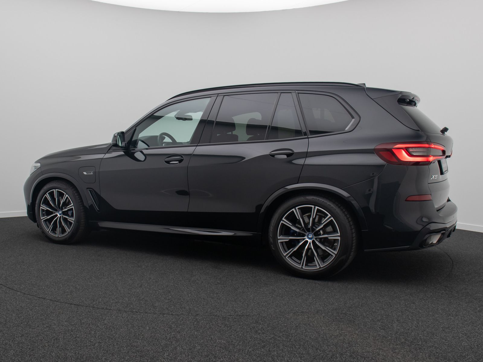 Fahrzeugabbildung BMW X5 xD45e M Sport Individual AHK HiFi DAB Panoram
