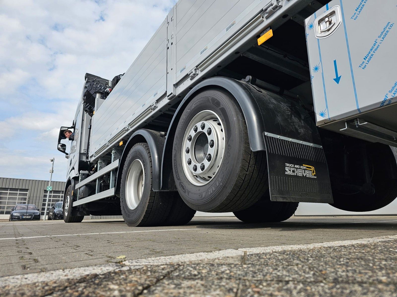 Fahrzeugabbildung DAF XF 530 Pritsche mit Ladekran HIAB 258-7 Seilw.