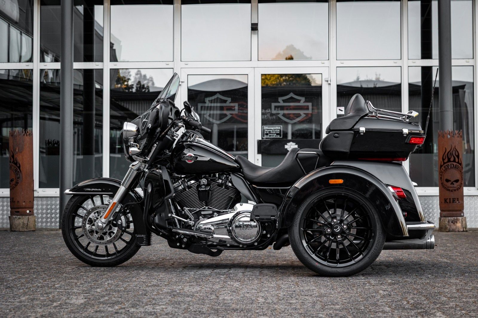 Fahrzeugabbildung Harley-Davidson TRI GLIDE ULTRA TRIKE - JEKILL&HYDE H-D ROULETTE