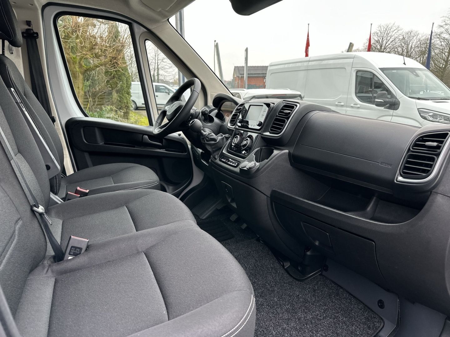Fahrzeugabbildung Peugeot Boxer 2.2 Kastenwagen 335 L2H2 BlueHDi 140 SHZ
