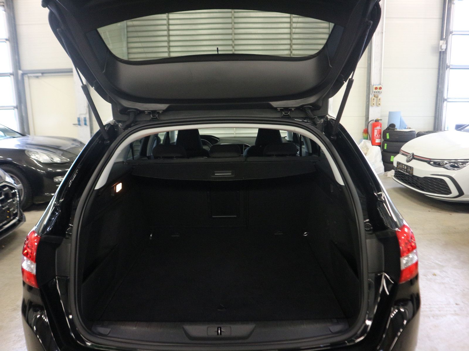 Fahrzeugabbildung Peugeot 308 SW Allure Pack ACC AHK Blis Nav Kam SHZ LED