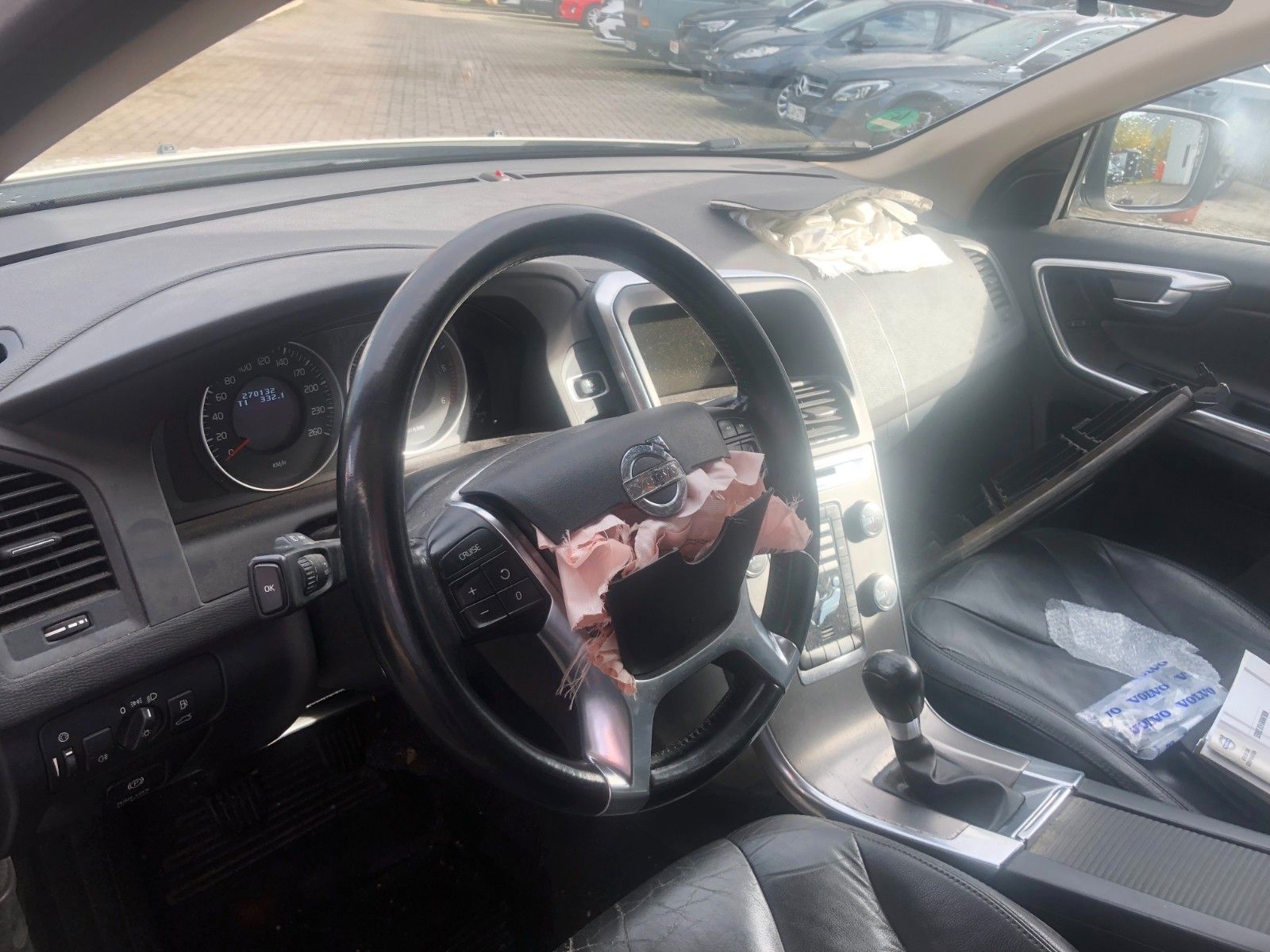 Fahrzeugabbildung Volvo XC60 Momentum AWD Frontschaden