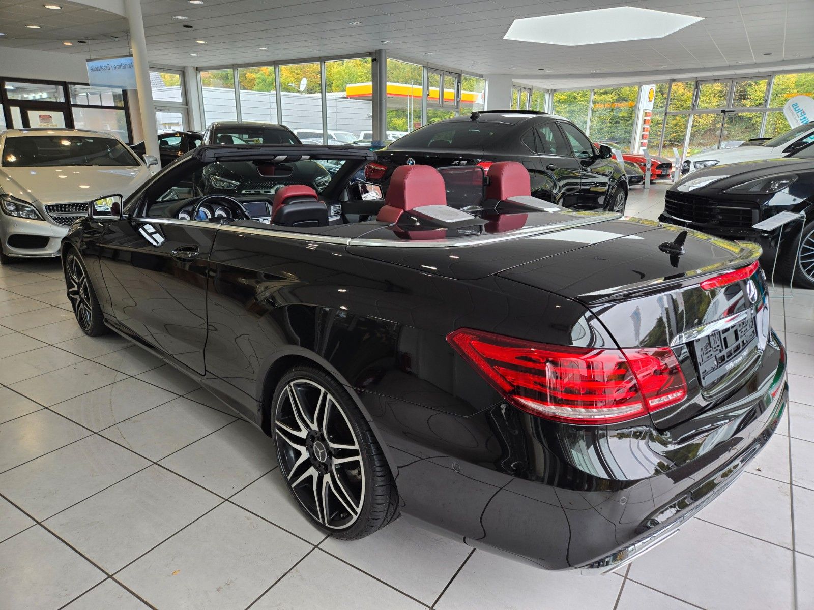Fahrzeugabbildung Mercedes-Benz E 220 BlueEfficiency* AMG LINE * SCHWARZ / ROT *