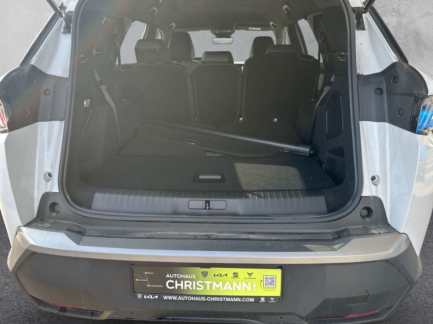 Fahrzeugabbildung Peugeot 5008 Hybrid 136 Allure Digitales Cockpit LED App