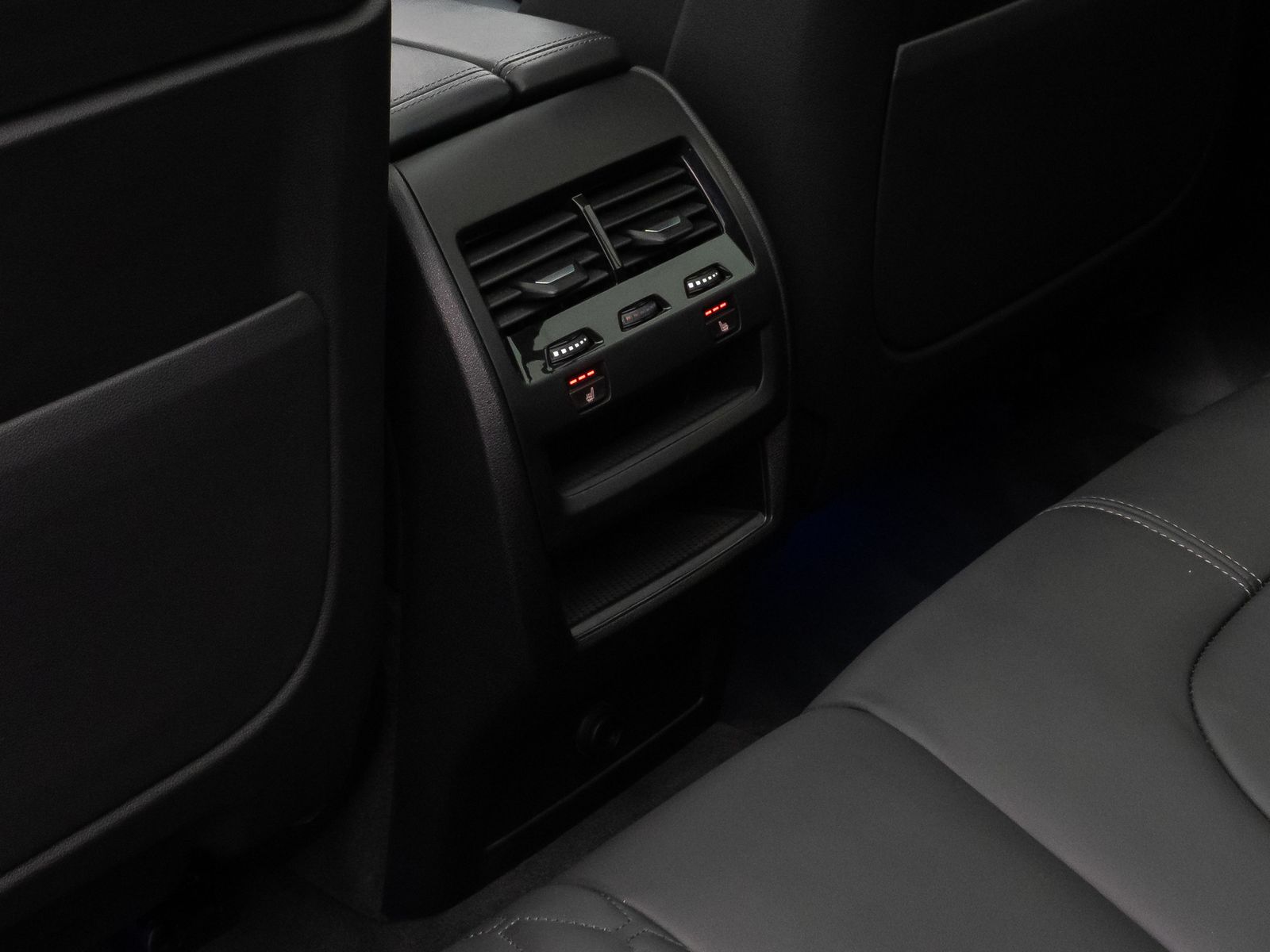 Fahrzeugabbildung BMW X5 xD30d M Sport 360°Panorama Laser HUD DAB HiFi