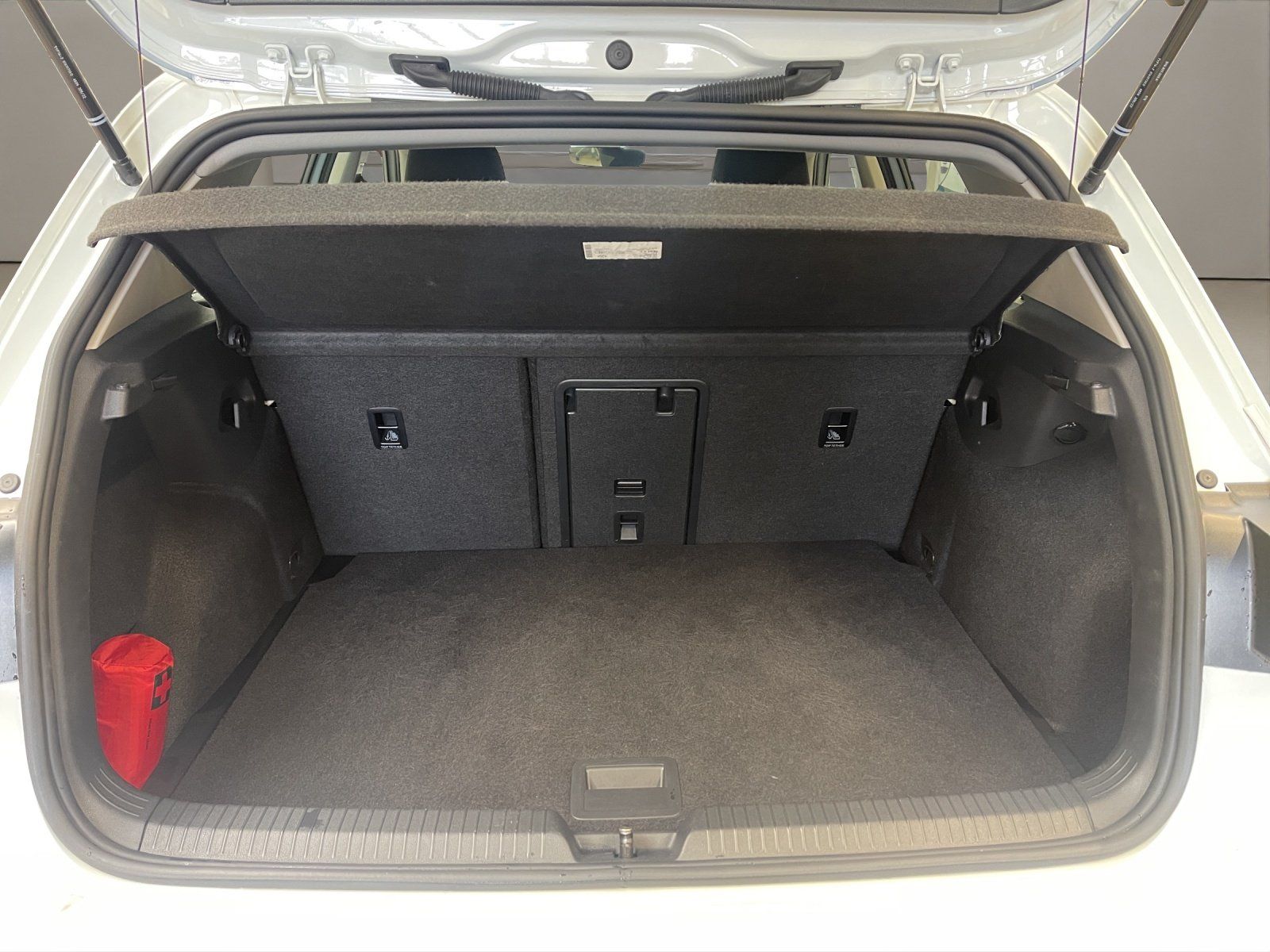 Volkswagen Golf VIII 1.0 eTSI Life ACC AUT Kam. Navi LED LM foto 17