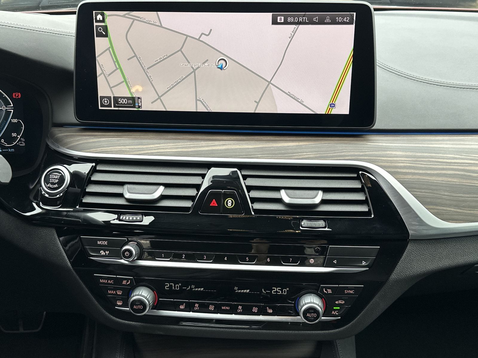 Fahrzeugabbildung BMW 530e Touring xDrive M-Sport NAV+LED+AHK+HEAD-UP