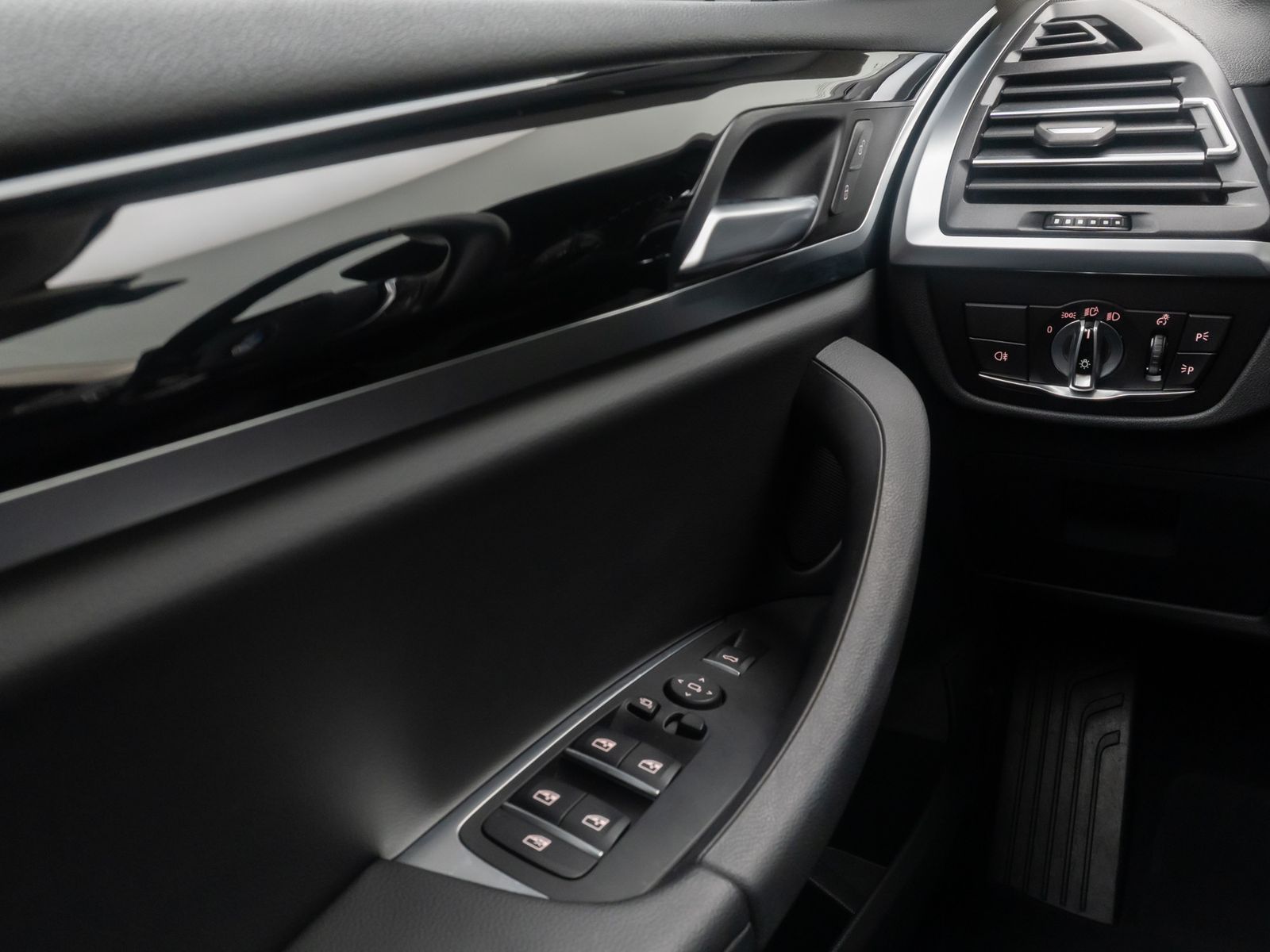Fahrzeugabbildung BMW X3 xD20d Kamera DAB AHK Leder Sportsitz 19Zoll
