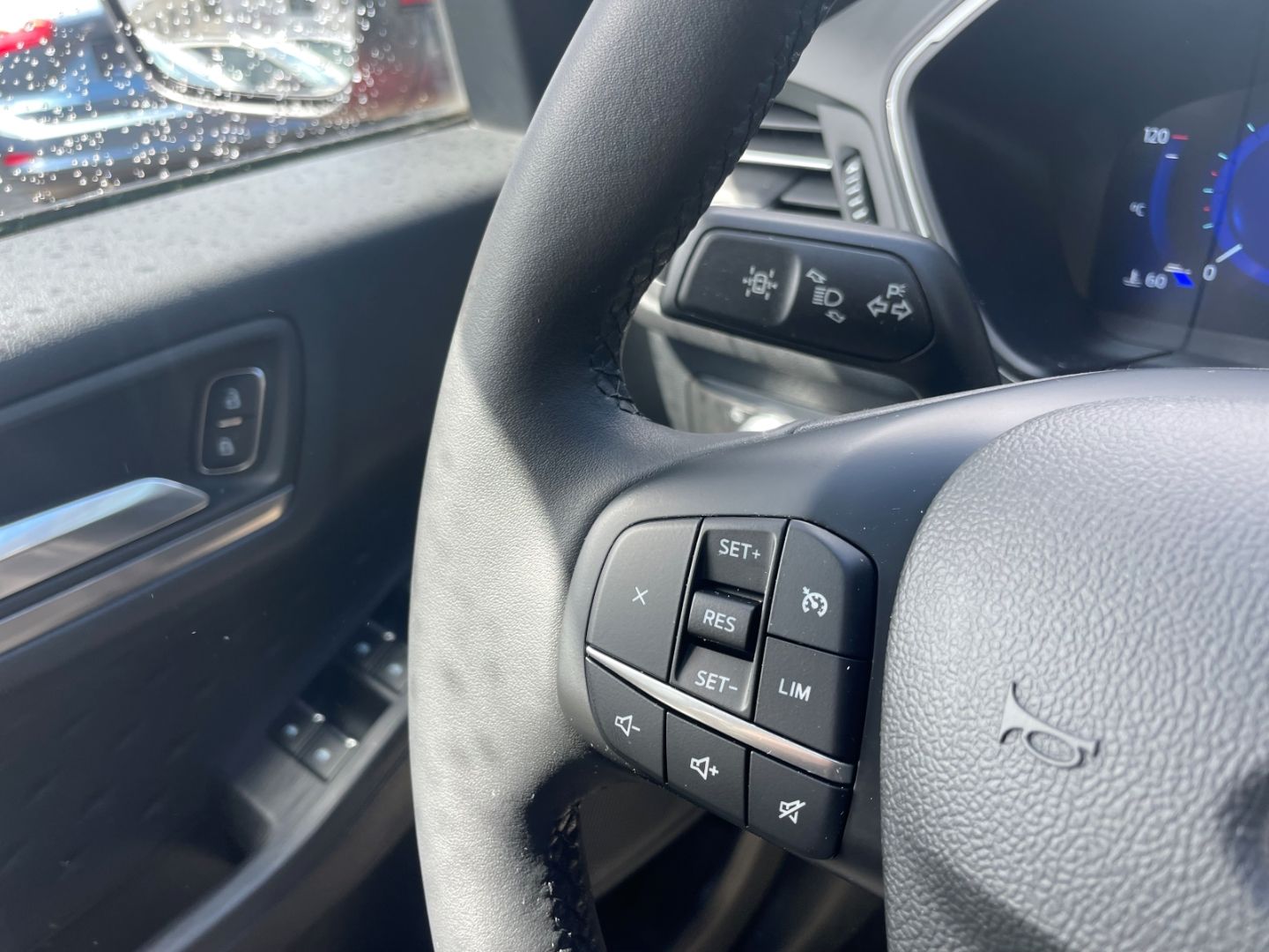 Fahrzeugabbildung Ford Kuga Titanium Spurhalteass Winterpaket Kamera