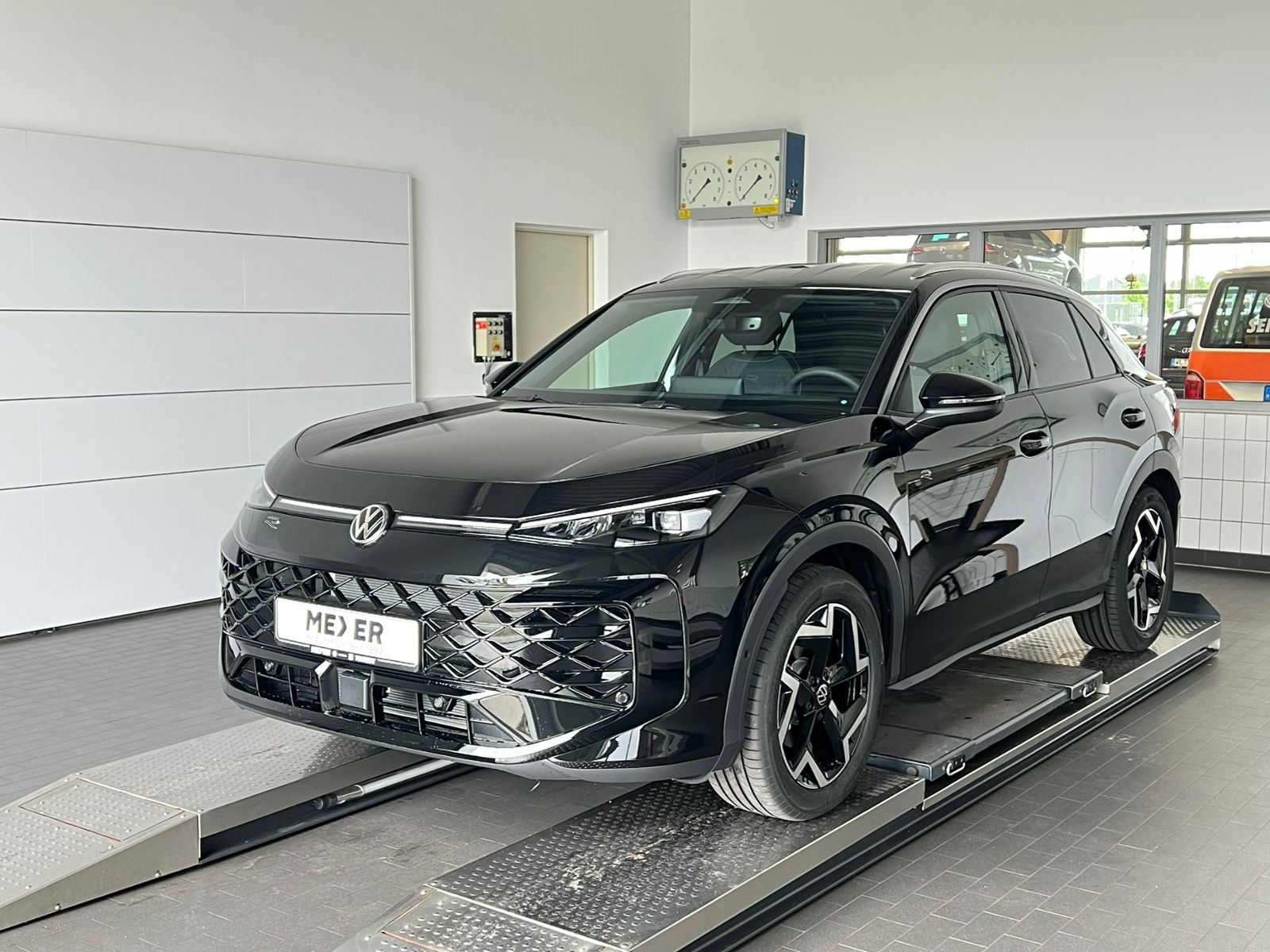 Fahrzeugabbildung Volkswagen T-Roc R-Line 1.5 eTSI DSG *AHK, LED, ACC, 18"-LM