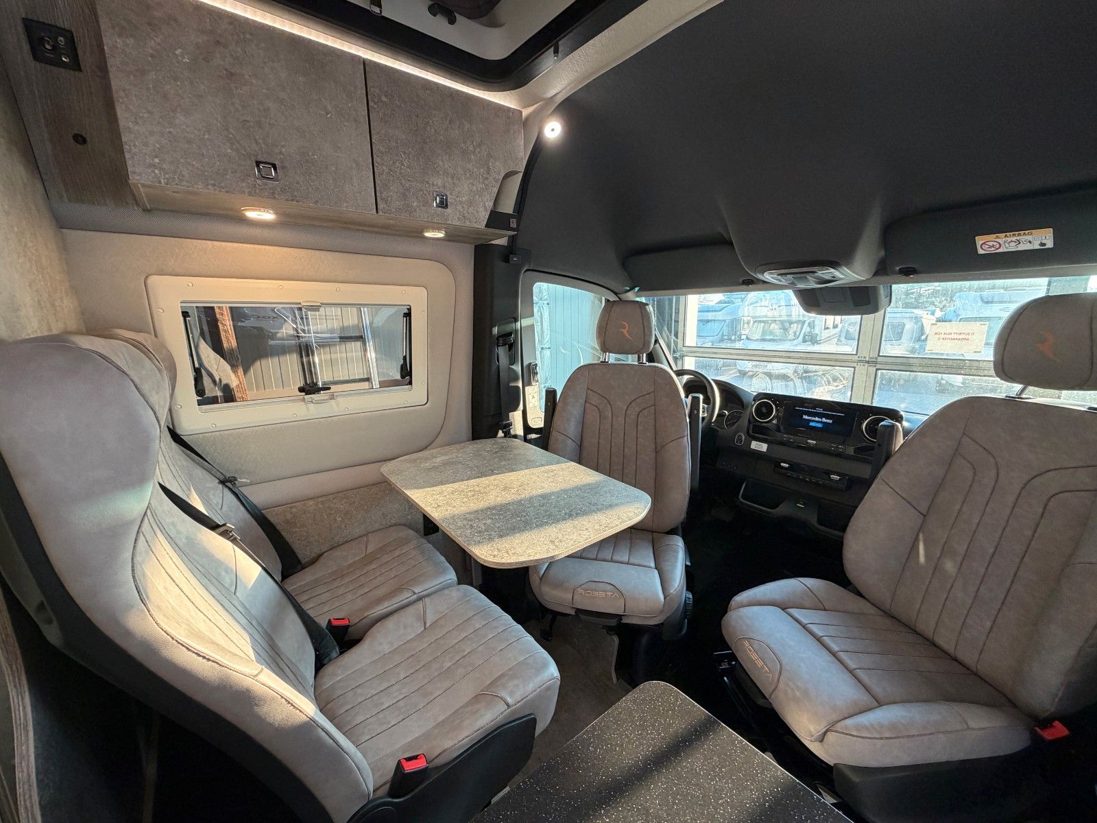 Fahrzeugabbildung Robeta Adonis - Luxus Campervan mit Aufstelldach