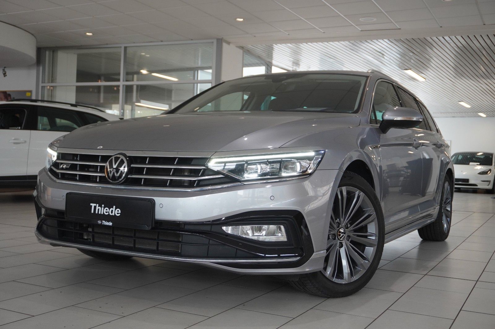 Fahrzeugabbildung Volkswagen Passat VARI. 2.0D R-LINE 4M NAVI/LED/KAMERA/AHK