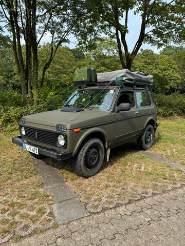 Lada Niva 4x4 inkl. Dachzelt und Aufbau