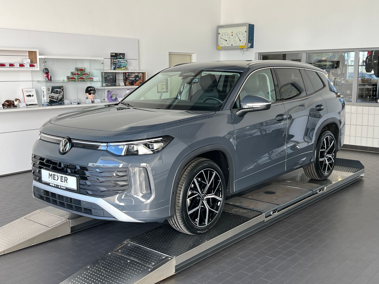 Fahrzeugabbildung Volkswagen Tayron LIFE 1.5 eTSI DSG *AHK, 7-Sitzer, LED, AC