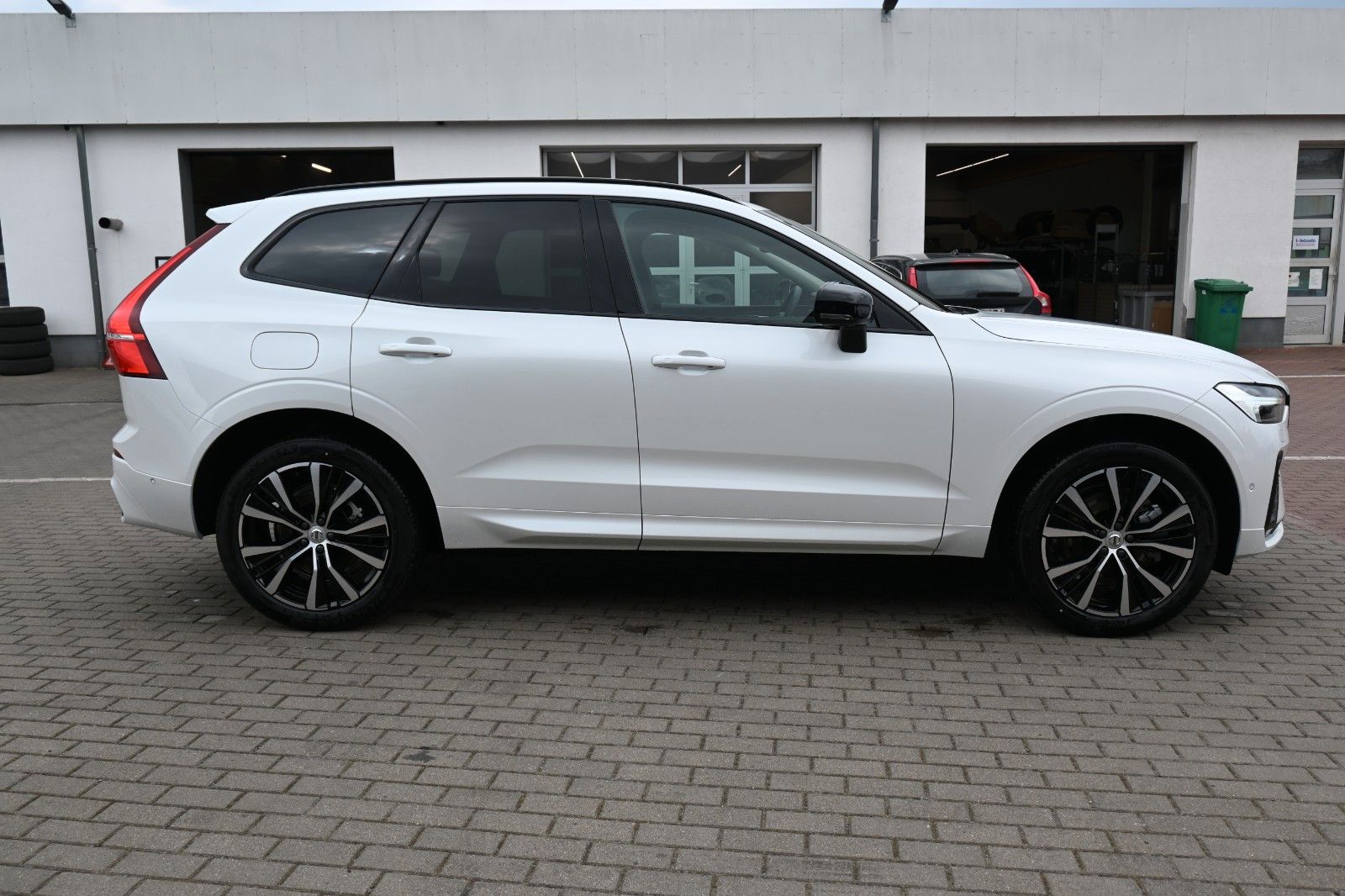 Fahrzeugabbildung Volvo XC60 B4 D Autom. Plus Dark*STDHZG*360°*H&K*ACC