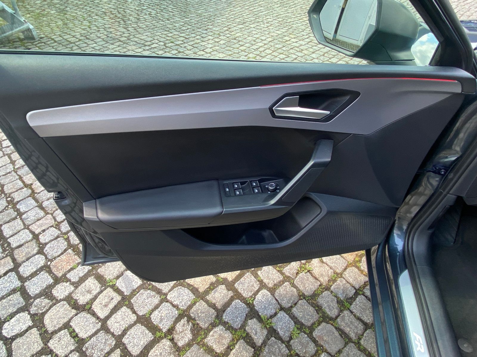 Fahrzeugabbildung SEAT Leon FR 1,5 eTSI DSG *NAVI*PLA*ASSIST-PAKET