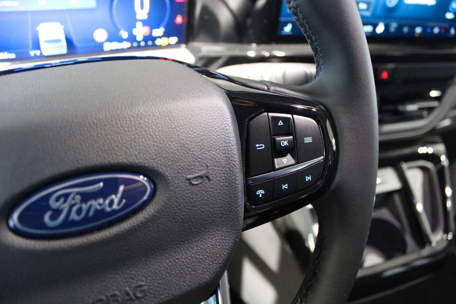 Fahrzeugabbildung Ford Tourneo Custom Automatik L1 SPORT mit AHK + GJR