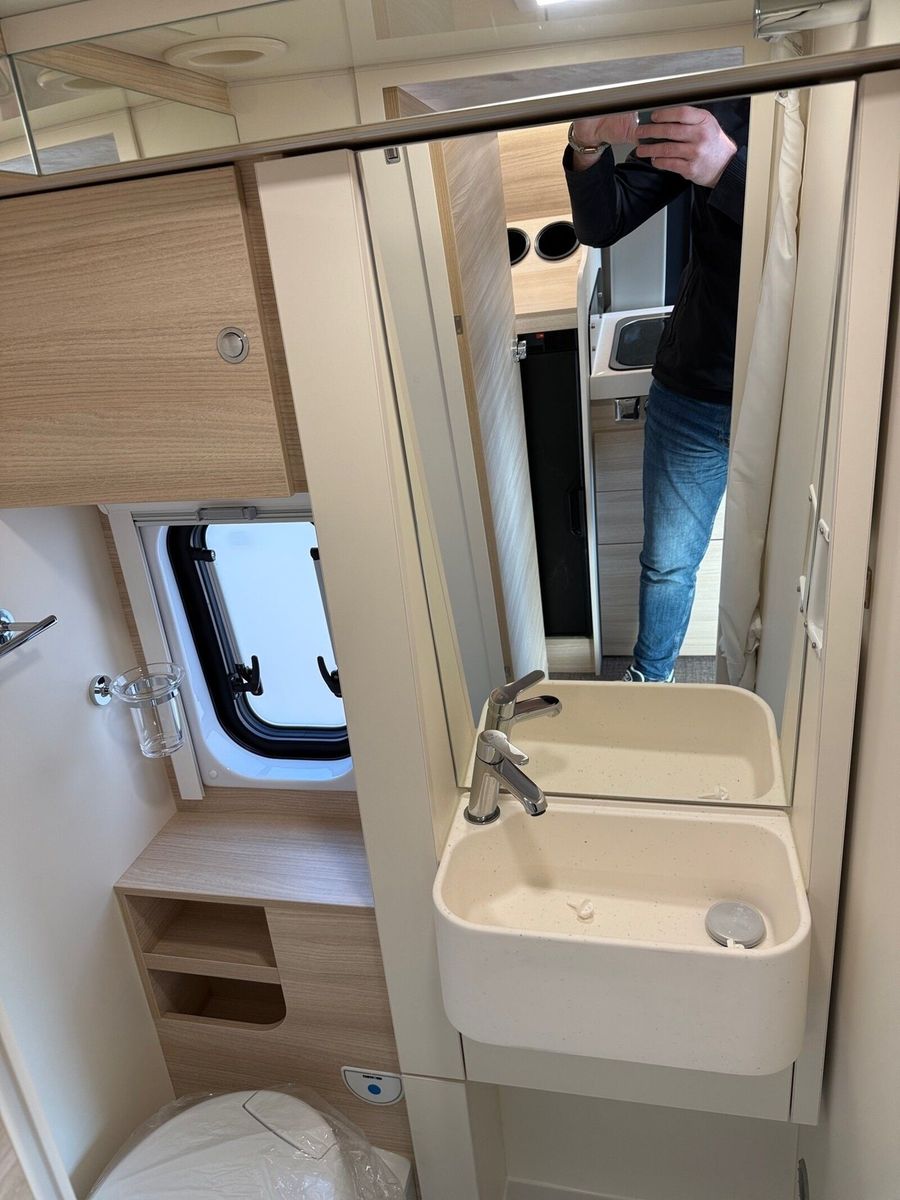 Fahrzeugabbildung Eura Mobil Van V 635 EB 180 PS, Automatik, Panoramadach