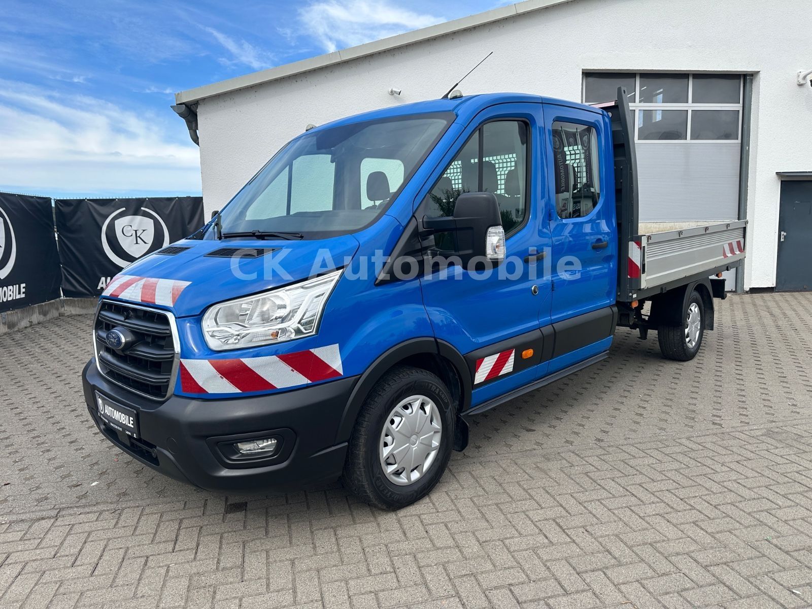Fahrzeugabbildung Ford Transit Pritsche 350 L3 DoKa Trend/7 Sitze/AHK