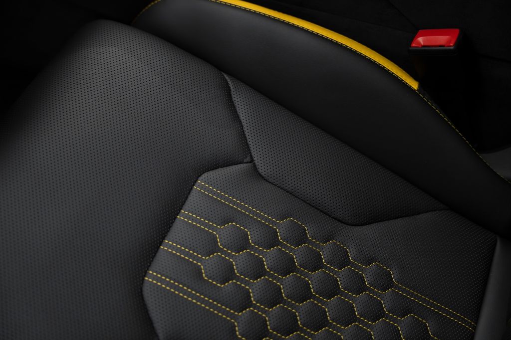 Urus 4.0 V8 SE YELLOW/BLACK YELLOW PANO B&O - Bild 28