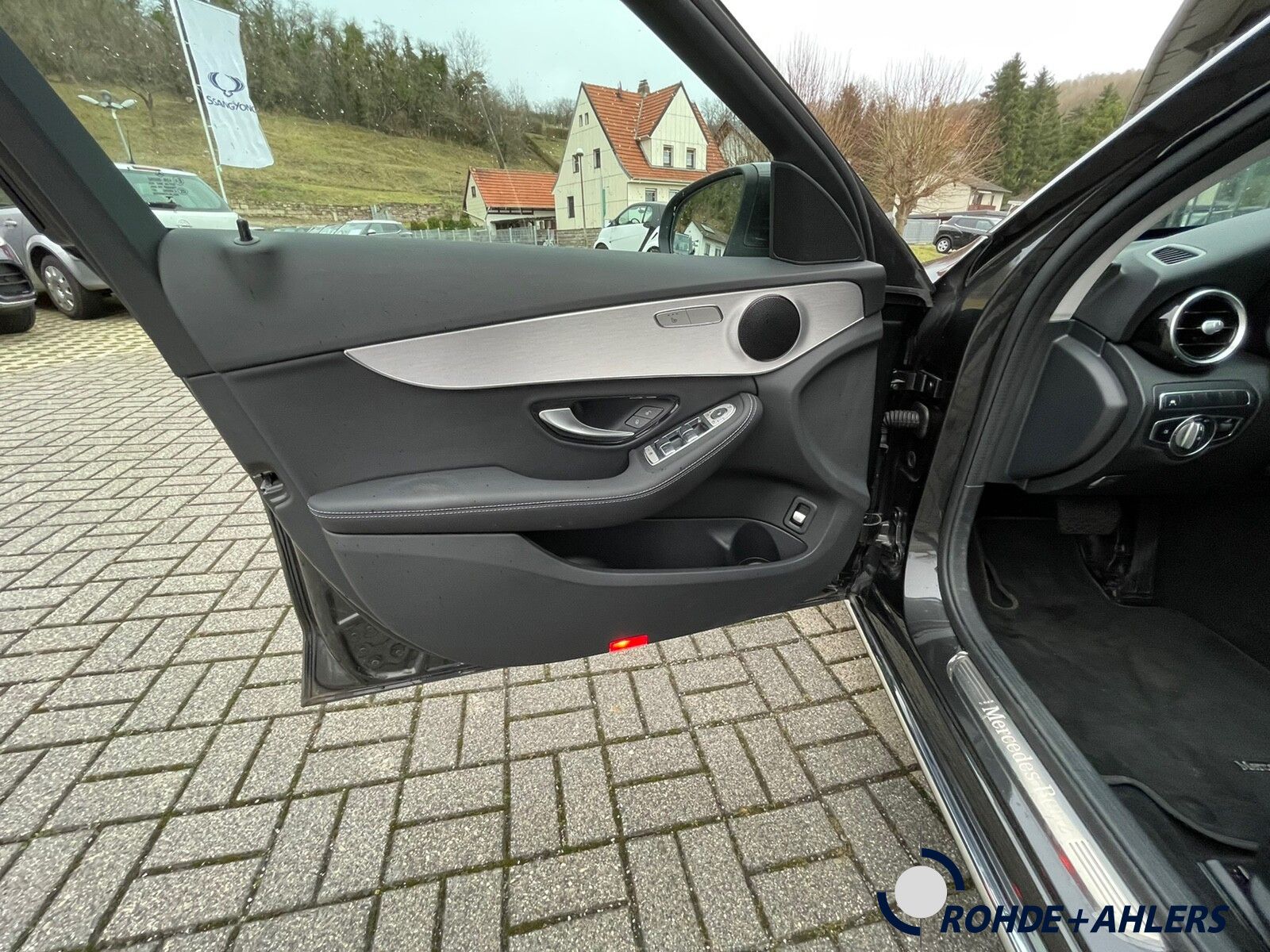 Fahrzeugabbildung Mercedes-Benz C 300 d T AVANTGARDE+NAVI+PARKPAKET+CAR PLAY+LED