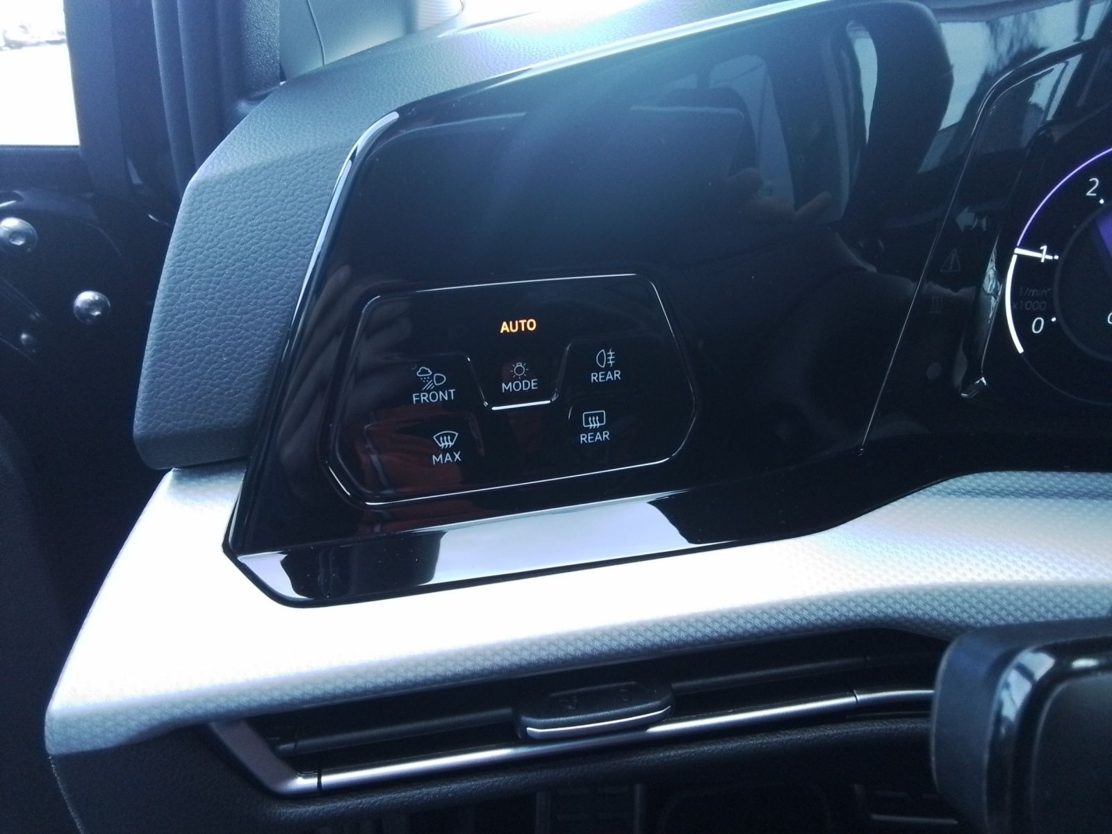 Fahrzeugabbildung Volkswagen Golf VIII TDI DSG AHK PANO RFK HuD ACC LED AID N