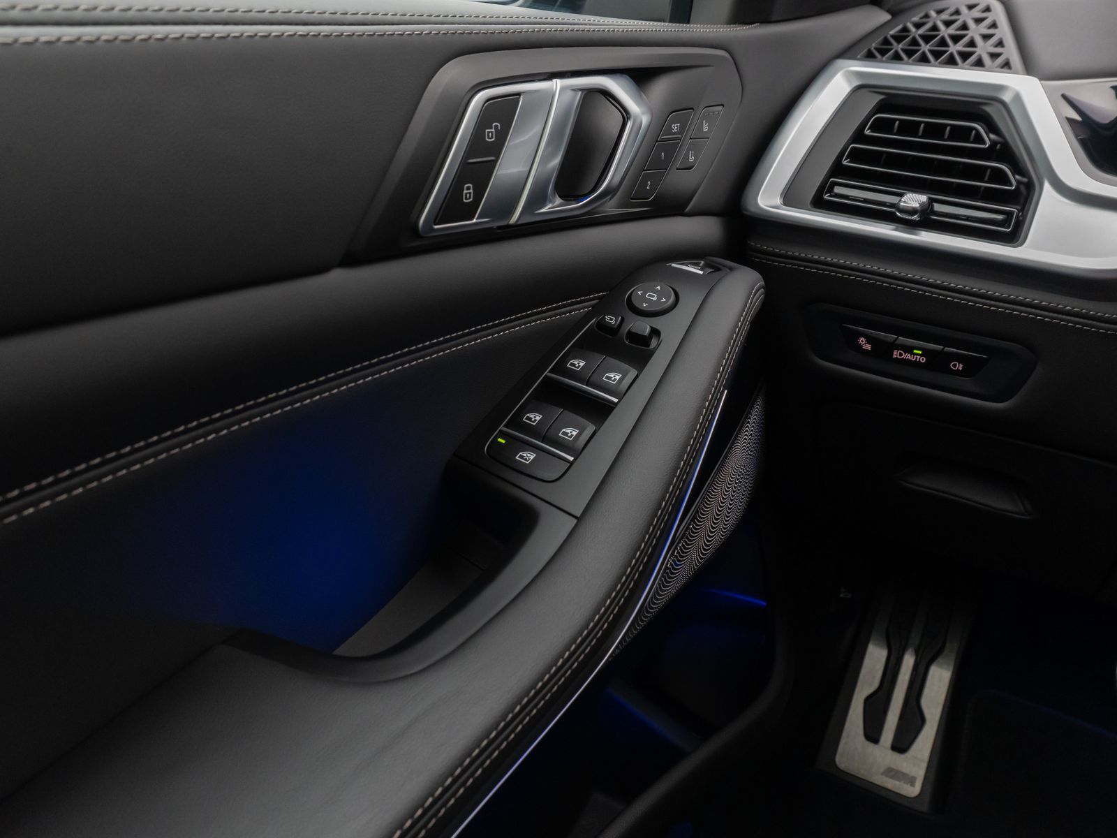 Fahrzeugabbildung BMW X5 M60i Panorama 360° B&W SoftCL Massage 22Zoll