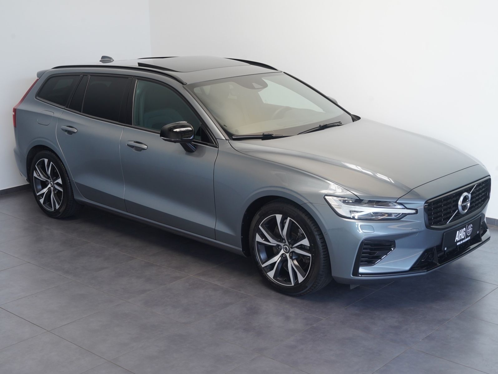 Fahrzeugabbildung Volvo V60 T6 AWD Recharge Plug-In R Design INTELLISAFE