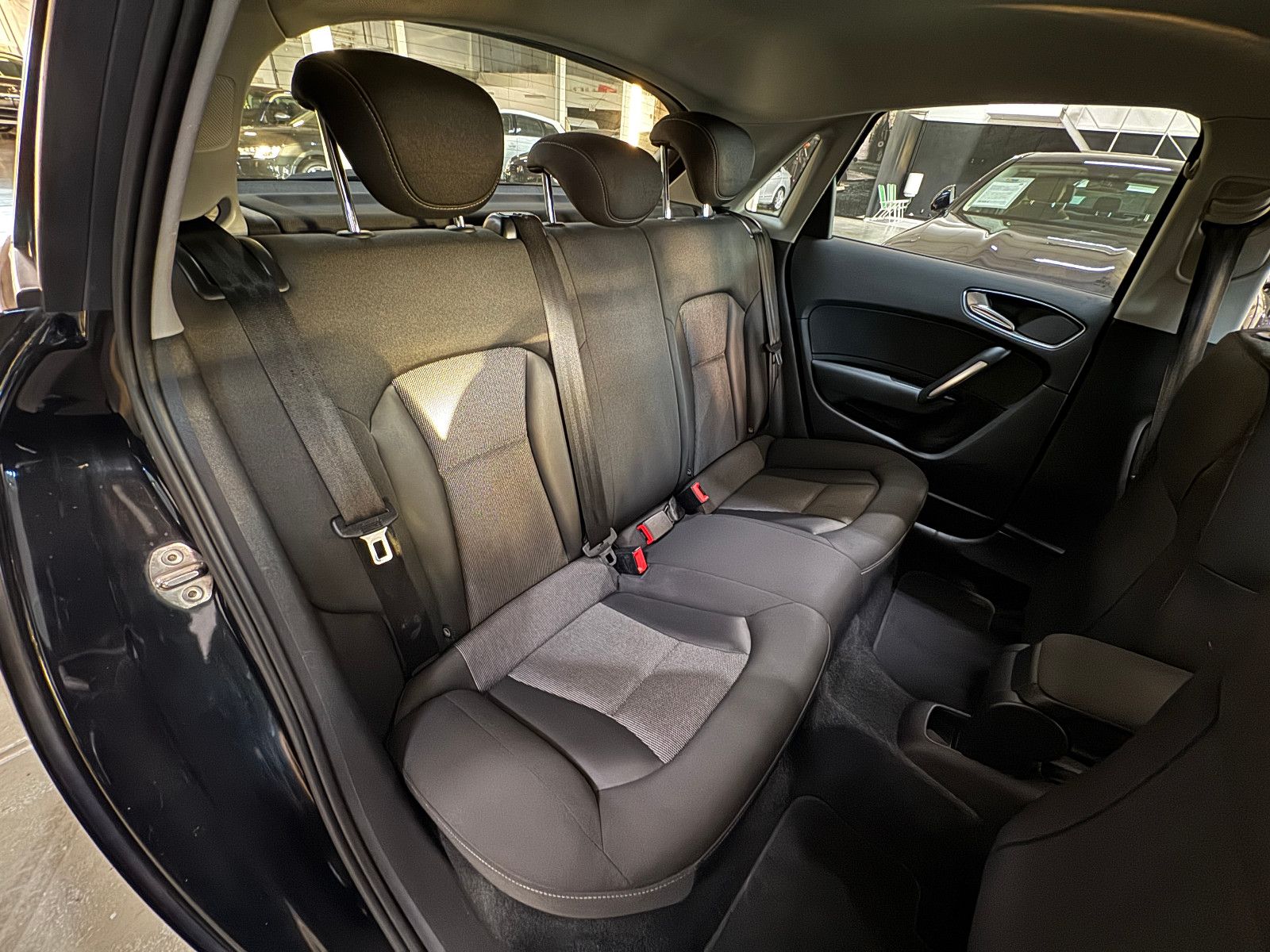 Fahrzeugabbildung Audi A1 1.6 TDI SPORTBACK S-TRONIC S-LINE AMBITION