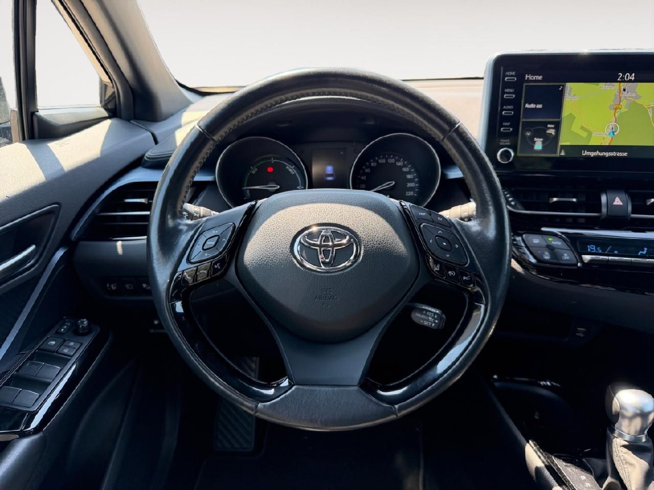 Fahrzeugabbildung Toyota C-HR Hybrid Team D