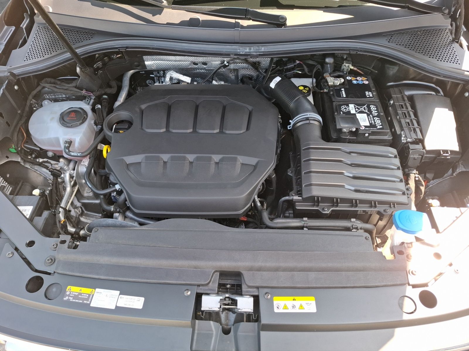 Fahrzeugabbildung Volkswagen Tiguan TSI R-Line DSG 4M STH Matrix AHK Navi Pan
